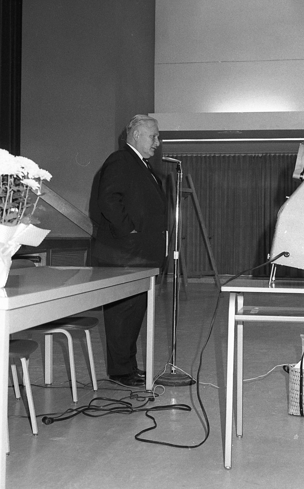 Charles Proctor (Principal of Finch Avenue East Public School in the late 1950s) addresses the crowd (Photo: Bill Chambers)